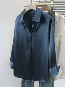 Damskjorta i satin, business casual blus med knappar och slag, elegant topp för kontoret och lounge, höst vinter vår