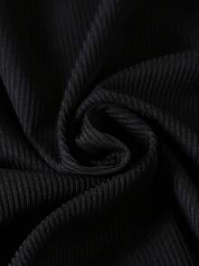 两件套少女休闲学院风街头风套装，包含一件复古风蝴蝶结装饰撞色条纹喇叭袖上衣和一条做旧牛仔裤，适合户外活动、返校、通勤和社交活动，春秋冬三季皆宜。