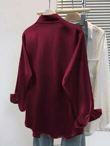 女士缎面衬衫，商务休闲纽扣衬衫，翻领设计，优雅大方，适合办公室和休闲场合穿着，秋冬春季皆宜。