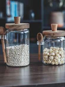 1个带勺子的玻璃咖啡罐，带盖密封食品储存容器，适合存放咖啡豆、干果、餐食准备、酸奶、奇亚籽、谷物、糖、布丁、牛奶、早餐、外卖餐食和零食，配有木勺和盖子。