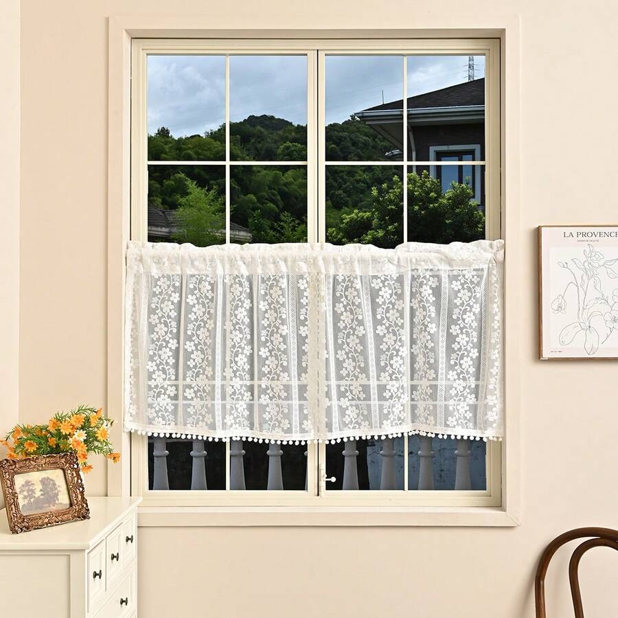 Cortina curta preta com renda ondulada e estampa floral em jacquard, ideal para decoração de cozinhas e salas de estar. Confeccionada em poliéster semitransparente com bolso para varão.