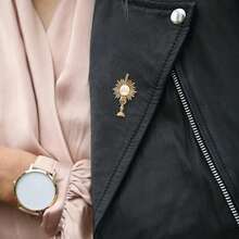 TendenciaGarneck Broche De Cruz Pin De Solapa Para Cáliz De Comunión.Pin De Solapa Con Cruz Del Cáliz De Moda Alfiler De Corbata Cáliz Broche De Cáliz Pasador Golden Aleación De ZincCalidad premium - 1 - Ver 4