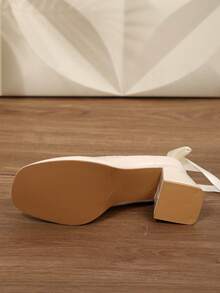 Women's High Heels, Round Toe, Thick Heel, Bow At The Back, Single-Strap Buckle, Solid Color Design, Simple Style, Gorgeous And Comfortable, Elegant And Unique, Suitable For Attending Dances, Banquets, And Daily Commuting. - 白色 - 查看 5