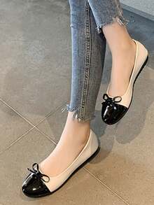 Sapatilhas Sem Cadarço de Bico Redondo Plus Size para Mulheres com Laço, Preto e Branco Patchwork, Bottom Macio e Confortável, Design de Bloco de Cores da Moda, Adequado para Primavera e Outono