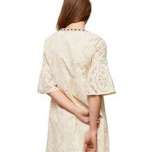 Vestido Padma Pepe Jeans: Vestido elegante y versátil de Pepe Jeans en algodón 100%. Sus mangas francesas acampanadas y corte holgado le dan un toque bohemio y moderno. Ideal para cualquier evento, combínalo con sandalias bajas o tacón. Color beige, para mujeres que buscan comodidad y estilo.  ✅Entrega 24/48h (España peninsular). - Beis - Ver 2