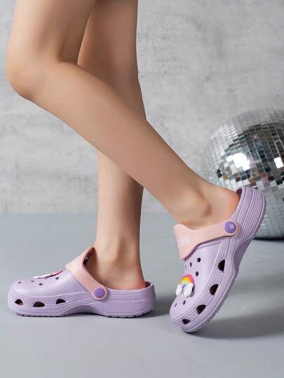 Dép xăng đan trẻ em hình kỳ lân cầu vồng, kiểu dáng slip-on, có phụ kiện trang trí không thể tháo rời, nhẹ và thoáng khí, thích hợp làm dép đi vườn hoặc dép đi biển cho trẻ em.