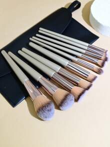 YISE 11件套化妆刷套装，包含10支香槟金色化妆刷和1个黑色收纳袋，包括腮红刷、散粉刷、修容刷、粉底刷、眼影刷、遮瑕刷、眼线刷和细节刷，适用于液体、膏状和粉状面部产品，刷毛柔软，便于携带，是旅行的理想之选。这款化妆刷套装适合女性和女孩使用，尤其适合秋冬季节和Y2K时尚潮流，也是生日、圣诞节和派对的理想礼物。
