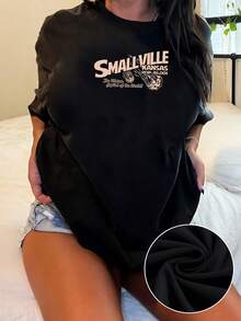 Graphic With Vintage Lettering Depicting The Fictional Town Of Smallville, Kansas, And Its Welcoming American Spirit. 100% Cotton Women's T-Shirts Are Soft, Comfortable, And Casual, Ideal For Everyday Wear. - 黑色 - 查看 1