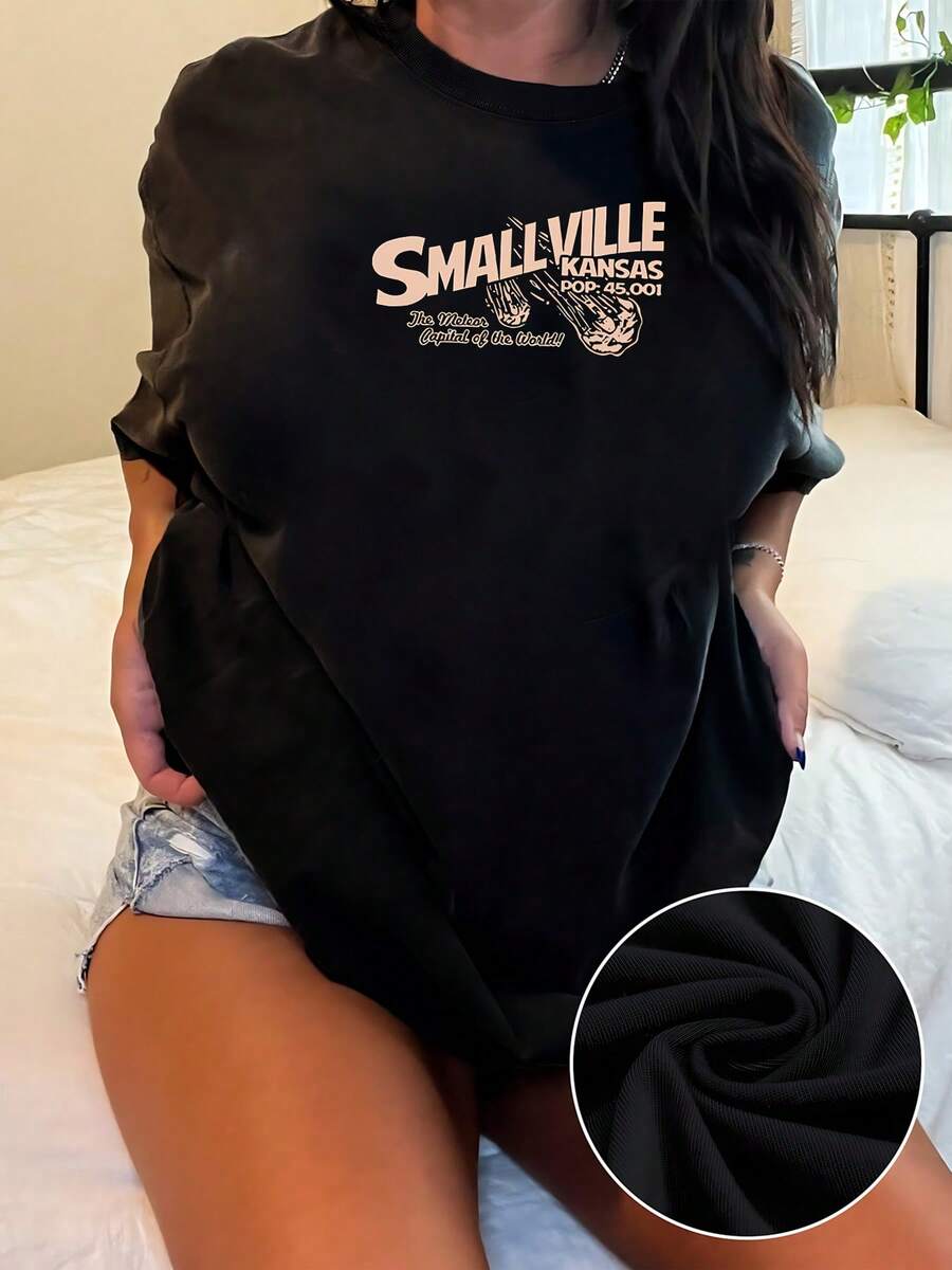 Graphic With Vintage Lettering Depicting The Fictional Town Of Smallville, Kansas, And Its Welcoming American Spirit. 100% Cotton Women's T-Shirts Are Soft, Comfortable, And Casual, Ideal For Everyday Wear. - 黑色 - 查看 1