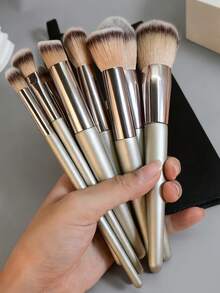 YISE 11件套化妆刷套装，包含10支香槟金色化妆刷和1个黑色收纳袋，包括腮红刷、散粉刷、修容刷、粉底刷、眼影刷、遮瑕刷、眼线刷和细节刷，适用于液体、膏状和粉状面部产品，刷毛柔软，便于携带，是旅行的理想之选。这款化妆刷套装适合女性和女孩使用，尤其适合秋冬季节和Y2K时尚潮流，也是生日、圣诞节和派对的理想礼物。