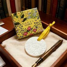 Gucci 白色香薰石，把你最爱的香味装进口袋！掌心大小的香薰石，适合室内、车内使用，也适合作为礼物送给亲朋好友，以及节日和周年纪念日。