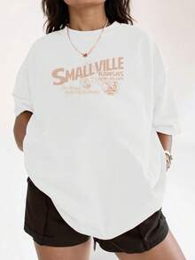 Graphic With Vintage Lettering Depicting The Fictional Town Of Smallville, Kansas, And Its Welcoming American Spirit. 100% Cotton Women's T-Shirts Are Soft, Comfortable, And Casual, Ideal For Everyday Wear. - 白色 - 查看 10