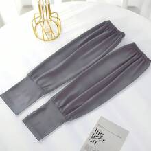 Set de 3 pares de mangas protectoras de sol unisex con tela de seda fría, protección UV UPF50+, efecto refrescante y transpirable, ideales para actividades al aire libre como ciclismo, correr, conducir, senderismo o pesca. Fabricadas con material elástico de alta calidad que se adapta cómodamente al brazo y mantiene la piel fresca incluso en días calurosos. Su diseño ergonómico con orificio para el pulgar brinda mayor cobertura y estabilidad. Perfectas para hombres y mujeres que buscan confort, frescura y estilo mientras protegen sus brazos del sol. Disponible en colores neutros y modernos, se envían en color aleatorio, garantizando variedad y funcionalidad en cada uso. - Multicolor Liso - Ver 9