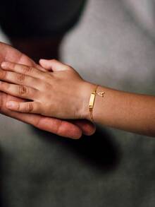 26个字母A-Z免费定制名字个性化简约儿童弧形名字手链锆石字母吊坠定制婴儿首饰，也可作为新生儿妈妈的礼物，趣味圣诞礼物，定制饰品，返校季冬季礼物创意，男孩女孩情人节礼物，多功能，装饰性强，雕刻精美，时尚，婴儿时尚，整洁，色彩缤纷，现代，可爱，卡哇伊，讨人喜欢，定制，独特的珍宝，婴儿礼物，可爱宝宝，幼儿时尚，送给他的理想礼物，家人，朋友，女儿，儿子，她，儿童节礼物，多功能，装饰性强，字母，时尚，现代，色彩缤纷，可爱，讨人喜欢，休闲，定制，个性化，独特，定制，送给他的理想礼物，送给她的理想礼物，定制儿童时尚首饰，简单舒适、儿童、都市盛会、旅行、学校、旅行组织者 - 金色 - 查看 5