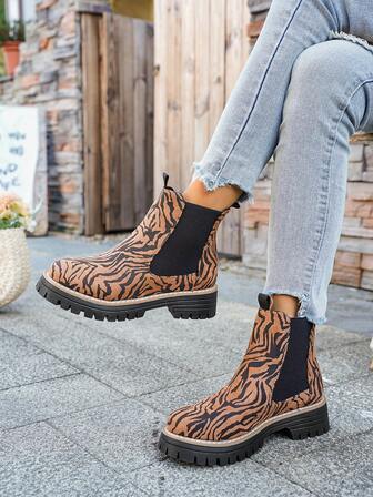 1 par de botas medianas de mujer para exteriores, botas elásticas tipo slip-on, botas cortas de estilo occidental con estampado de leopardo y bordados, puntera redonda plana con parches, botas de tobillo casuales y de moda para estudiantes con suela gruesa