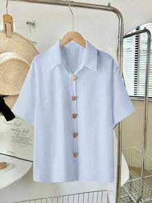简约百搭的休闲通勤衬衫，ins风设计，适合工作、日常休闲和约会，春、夏、秋季皆宜，金色心形纽扣设计，穿着舒适。 - 天藍 - 查看 3