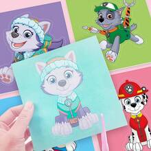 Set di attrezzi per il taglio della carta a tema Paw Patrol, 109 pezzi, inclusi 108 sagome da ritagliare e un paio di forbici, con motivi di personaggi come Datong, Skye, Rubble, Zuma e altri, adatto per attività di ritaglio di carta fai-da-te, artigianato, attività scolastiche, regali di compleanno, festività e feste di compleanno, divertimento per le feste (i colori delle forbici sono distribuiti casualmente).
