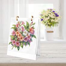 13页（18.2厘米*22.5厘米/7.1英寸*8.8英寸）DIY钻石画2026年日历套装，每月精美花卉图案不对称钻石点画艺术家居装饰礼品，长款桌面日历，独特的DIY手工钻石画，适用于客厅、卧室、办公桌和公共场所，是初学者的完美礼物。 - 彩色 - 查看 1