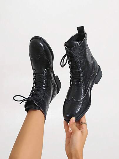 بوت كاحل نسائية عتيقة مزخرفة بتصميم لوحات مرقعة مع ربطة، مريحة وأنيقة، مثالية للأعياد والحفلات الخاصة بعيد الميلاد