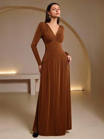 女士秋冬优雅派对连衣裙 V 领带肩，长袖，合身腰部，A 字廓形纯色闪光面料长裙