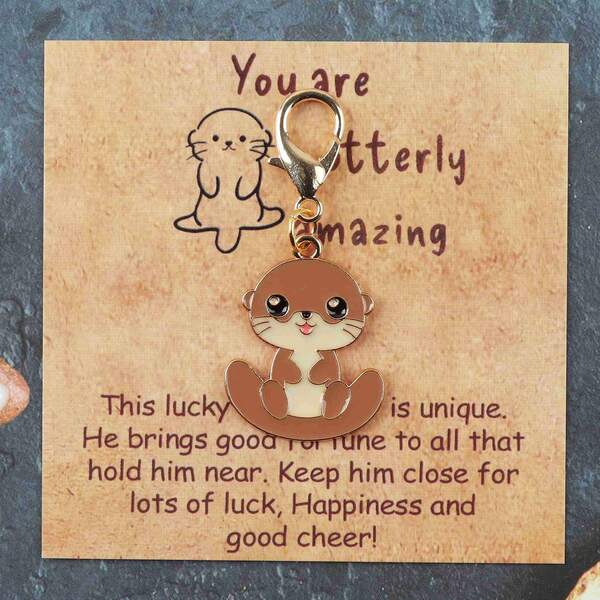 1 Stück/3 Stück süßer Otter Schlüsselanhänger, mit verschiedenen niedlichen Otter Designs. Der glückliche kleine Otter ist etwas Besonderes. Er wird allen, die ihm nahestehen, Glück bringen. Tragen Sie ihn bei sich, um reichlich Glück, Glückseligkeit und Freude zu empfangen! Der Schlüsselanhänger ist ein tolles Geschenk, um Glück und Wertschätzung weiterzugeben, kann an Schlüsseln oder Taschen aufgehängt werden. Taschenbaumler, Auto, Lehrer, Schwester Geschenkideen