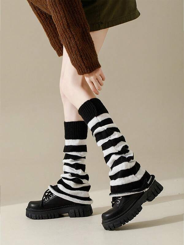 زوج من أغطية الساق المخططة بالأبيض والأسود للنساء من طراز Y2K