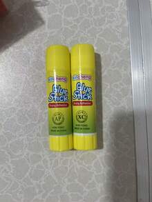 Barra de pegamento sólido súper resistente, pegamento sólido de PVA con dibujos animados, suministros de oficina, barra de pegamento sólido blanco para manualidades DIY de estudiantes, papelería de estudiantes, de secado rápido, alta viscosidad, para adherir papel ligero, sobres, documentos, tarjetas hechas a mano, exámenes, notas, scrapbooking, suministros escolares y de oficina, adecuado para papel y manualidades, esencial para uso de oficina, útiles escolares (color aleatorio)