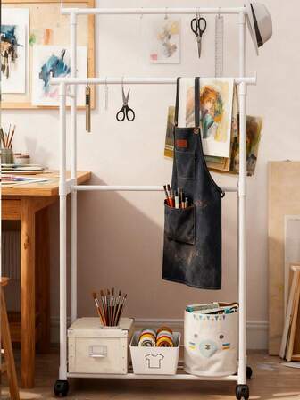 1 st. stor kapacitet ca 130 cm hög minimalistisk konstnärlig inredningsstil vit metall + plast kombination golvstående hyllenhet, med flexibla svänghjul och dubbla horisontella stänger + bottenförvaringshylla, robust och lätt att flytta, kan enkelt hänga konstnärliga förkläden, målartillbehör, saxar, dekorativa konstverk och hattar, botten kan förvara lådor för konstmaterial.