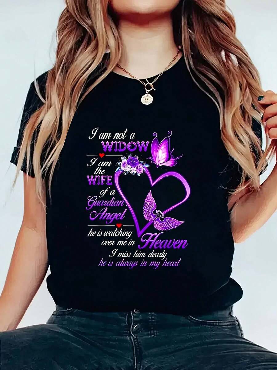 Camiseta Gráfica Negra para Mujer - Diseño Conmemorativo "Esposa Viuda en el Cielo" con Mariposas Moradas y Corazones, Top Casual de Manga Corta y Cuello Redondo para Verano y Primavera, Lavable a Máquina, Ropa de Recuerdo, Camiseta con Mensaje Sentimental, Ajuste Cómodo
