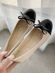 Sapatilhas Sem Cadarço de Bico Redondo Plus Size para Mulheres com Laço, Preto e Branco Patchwork, Bottom Macio e Confortável, Design de Bloco de Cores da Moda, Adequado para Primavera e Outono