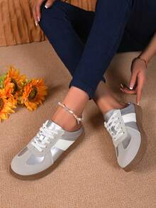 女士休闲学院风平底厚底乐福鞋，白色运动鞋