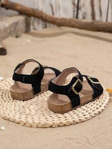 Ein Paar zweifarbige Schnallen-Boken-Sandalen für Kinder, bequem, lässig und langanhaltend, eine ausgezeichnete Wahl für den täglichen Gebrauch, das Schulleben, Strandausflüge und Geburtstagsfeiern. Sie lassen sich leicht zu allen Arten von Outfits kombinieren.