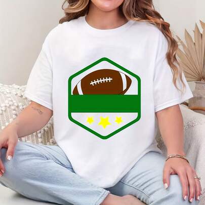 Arte vectorial del logotipo del fútbol220G ofrece comodidad y durabilidad atemporales. Con un corte elegante y una textura suave, es tu esencial diario perfecto: fácil de combinar para looks casuales, aventuras de fin de semana o días relajados en la oficina. Un must-have en tu armario que se siente tan bien como se ve. Pensado, simple y con un estilo desenfadado - un regalo que ella realmente amará.