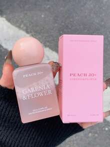 1瓶90毫升香氛喷雾，经典香型，花香和茶香，室内外空气清新剂，持久留香，适合约会、派对、度假、居家、酒店和办公室使用，是馈赠亲友的理想之选。