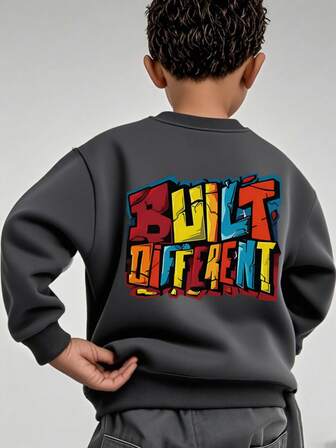 1 st. ung pojke, avslappnad tröja med tryck, söt sportig tröja med rund hals, studentkläder för utomhusbruk, långärmad topp, höst/vinter