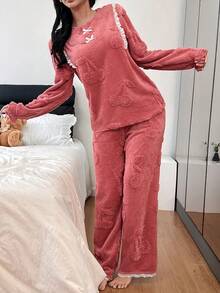 两件套女士睡衣套装，圆领长袖宽松上衣和松紧腰长裤，适合居家休闲、秋冬季穿着。 - 藕粉色 - 查看 3