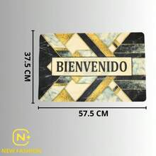 Tapete rectangular con diseño geométrico multicolor, Tapete decorativo con patrón de triángulos en tonos vivos como amarillo, verde, morado y turquesa sobre fondo oscuro. En el centro presenta una franja con texto que aporta un toque acogedor. Sus dimensiones son 67.5 cm de largo por 47.5 cm de ancho, ideal para colocar en entradas o pasillos. Fabricado en fibra sintética con base antideslizante, combina estilo moderno, resistencia y fácil mantenimiento. - MULTICOLOR RF-92 - Ver 2