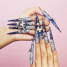 Mia Nails 10 PCS Handmade Stiletto Shape Press-On Nails | Y2K Gothic Luxury Deep Navy Blue & Sheer Nude Acrylic Nails, 3D Rhinestone Butterfly, Four-Leaf Clover, Star Charm, Heart Rhinestone Frame & Vintage Ornate Rhinestone Embellished (Gold Rose & Pearl Frame Inspired) | Perfect For Festival, Goth Event, Prom, Halloween, Date Night, Girls Trip & Daily Wear - 彩色 - 查看 9