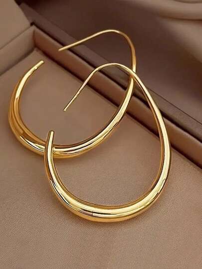 一对简约水滴形耳环，专为女士设计，尽显优雅气质，是馈赠女性的佳品。