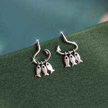 Three Small Fish Dangle From A Pair Of Unique Fishhook Earrings, Creating A And Simple Accessory For. Suitable For Women - 銀色 - 查看 1