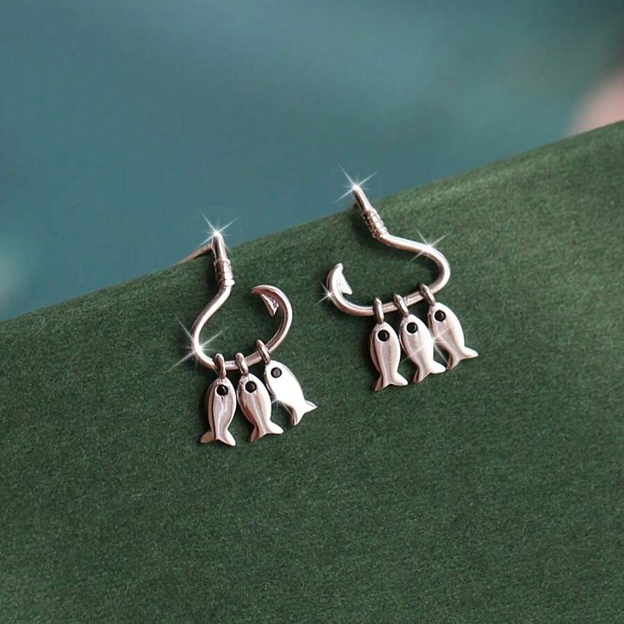Three Small Fish Dangle From A Pair Of Unique Fishhook Earrings, Creating A And Simple Accessory For. Suitable For Women - 銀色 - 查看 1