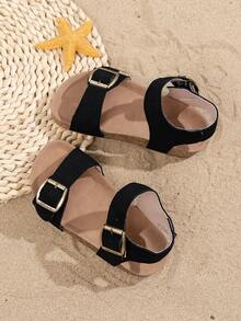 Ein Paar zweifarbige Schnallen-Boken-Sandalen für Kinder, bequem, lässig und langanhaltend, eine ausgezeichnete Wahl für den täglichen Gebrauch, das Schulleben, Strandausflüge und Geburtstagsfeiern. Sie lassen sich leicht zu allen Arten von Outfits kombinieren.