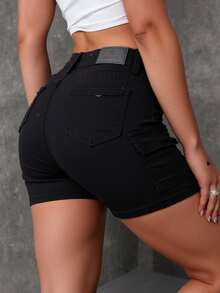 Pantalones cortos negros de tiro alto y estilo utilitario, diseño con múltiples bolsillos y un solo botón, tejido estructurado y con textura, casuales, modernos y versátiles. - Negro - Ver 3