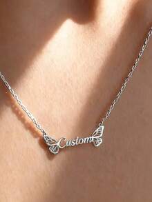 1 Colier personalizat cu nume, pandantiv fluture și numele/textul tău - Font cursiv elegant, cadou de nuntă/zi de naștere/aniversare pentru mire și mireasă - Perfect pentru ținute casual - Multicolor - Vizualizare 3