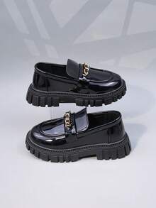 Nuovi mocassini in pelle casual da ragazza con suola spessa, scarpe con plateau nere antiscivolo in stile britannico per bambini, Oxford lucidi con plateau piatti da principessa per ragazze