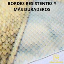 Tapete rectangular con diseño geométrico multicolor, Tapete decorativo con patrón de triángulos en tonos vivos como amarillo, verde, morado y turquesa sobre fondo oscuro. En el centro presenta una franja con texto que aporta un toque acogedor. Sus dimensiones son 67.5 cm de largo por 47.5 cm de ancho, ideal para colocar en entradas o pasillos. Fabricado en fibra sintética con base antideslizante, combina estilo moderno, resistencia y fácil mantenimiento. - MULTICOLOR RF-92 - Ver 4