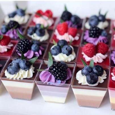 10/25/50/100 Stück 60ml-2oz Dessertbecher (Bitte bestätigen Sie die Spezifikation und Größe vor dem Kauf), Kunststoff Party Dessertbecher, geeignet für Desserts, Pudding, Käsekuchen, Mousse, Kuchendekoration und vieles mehr, wiederverwendbar, geeignet für Partys, Geburtstage, Hochzeiten, Halloween, Neujahr, Weihnachten. (Kunststoffglas-Cupcake-Hochzeitsdekoration-Geburtstagsfeier-Dekoration)