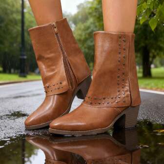 秋冬复古棕色铆钉短靴，粗跟，侧拉链，中筒设计，百搭防滑，适合秋季穿着。