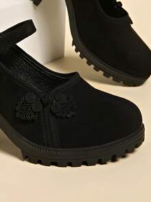 2026新款厚底粗跟圆头超高跟鞋，独特中国结优雅风格，尺码36-43可选，黑色高跟鞋 | 白色高跟鞋 | 纯白色高跟鞋 | 粗跟 | 厚底，饰有搭扣，绑带高跟鞋穿着更舒适，适合派对、晚宴、情人节、母亲节、圣诞节、户外活动等正式场合，也适合工作和办公室穿着。 - 黑色 - 查看 6