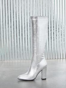 Botas femininas de cano alto com lantejoulas, confortáveis e em cores sólidas, da coleção Outono/Inverno 2025. Modelo slip-on com salto grosso e cano curto, estilo cowboy. - Prata - Ver 8